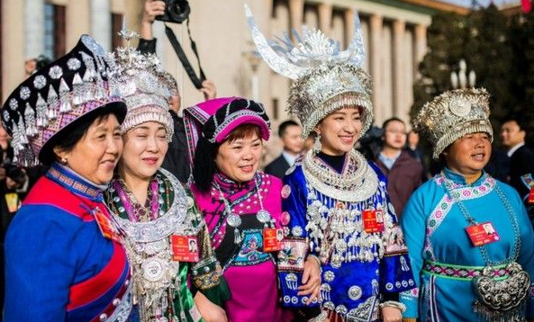 2016年3月5日,北京,来自贵州的少数民族代表身着民族服饰,在人民