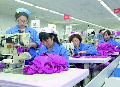 中国服装行业谋求创新转型 截至7月底完成173亿件产能